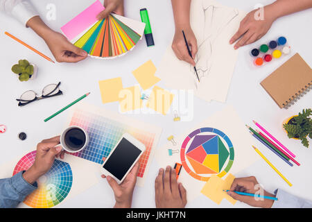 Concetto di designer il lavoro di squadra il brainstorming riunione di pianificazione Foto Stock