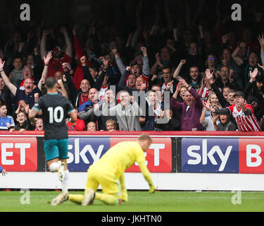 I fan di Southampton celebrare con Charlie Austin durante la pre-stagione amichevole al Griffin Park, Londra. Stampa foto di associazione. Picture Data: Sabato 22 Luglio, 2017. Vedere PA storia SOCCER Brentford. Foto di credito dovrebbe leggere: Scott Heavey/filo PA. Restrizioni: solo uso editoriale nessun uso non autorizzato di audio, video, dati, calendari, club/campionato loghi o 'live' servizi. Online in corrispondenza uso limitato a 75 immagini, nessun video emulazione. Nessun uso in scommesse, giochi o un singolo giocatore/club/league pubblicazioni. Foto Stock