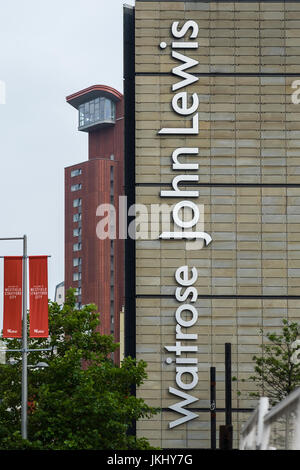 Waitrose & John Lewis nome all'esterno del negozio, centro commerciale Westfield, Stratford, Borough of Newham, London, England, Regno Unito Foto Stock