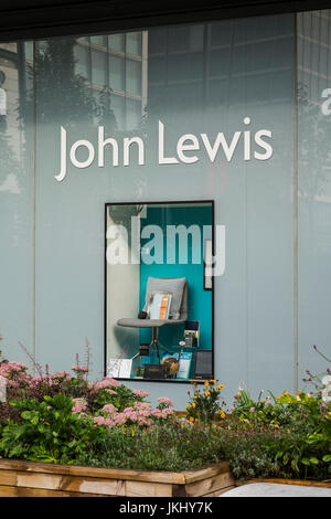 John Lewis nella finestra di visualizzazione al Westfield Shopping Centre, Stratford, Borough of Newham, London, England, Regno Unito Foto Stock