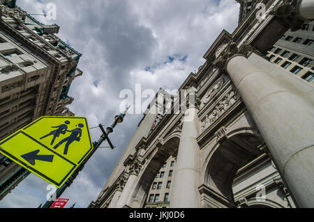 Pedone attraversare a piedi il segnale in New York Foto Stock