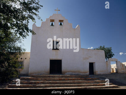 La facciata occidentale della Laguna Pueblo chiesa della missione, Nuovo Messico: dipinto di intonaco di fango su pietra di adobe mortar. Sono iniziati i lavori per la missione nel 1699. Foto Stock