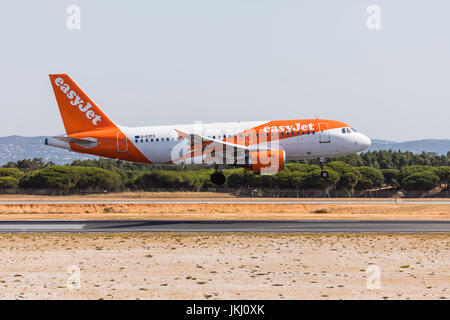 FARO, Portogallo - Juny 18, 2017 : i voli easyJet atterraggio aereo sull'Aeroporto Internazionale di Faro. Aeroporto Foto Stock