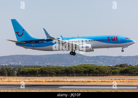 FARO, Portogallo - Juny 18, 2017 : Tui voli aereo atterraggio sull'Aeroporto Internazionale di Faro. Aeroporto Foto Stock