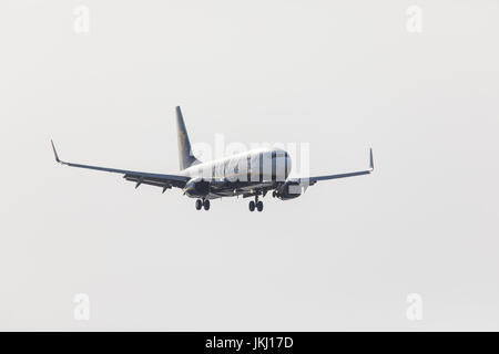 FARO, Portogallo - Juny 18, 2017 : Ryanair voli aereo atterraggio sull'Aeroporto Internazionale di Faro. Aeroporto Foto Stock