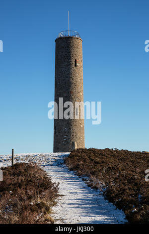 Scolty torre sulla collina Scolty, Aberdeenshire, Scozia in inverno Foto Stock