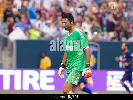 East Rutherford, NJ USA - Luglio 22, 2017: Gianluigi Buffon (1) della Juventus reagisce dopo consentendo obiettivo durante International Champions Cup gioco contro il Barcellona su MetLife stadium Barcelona ha vinto 2 - 1 Foto Stock