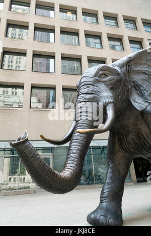Parte di una scultura chiamata Tembo, Mother of Elephants di Derrick S. Hudson in mostra al Commerce Court nel quartiere finanziario del centro di Toronto Foto Stock
