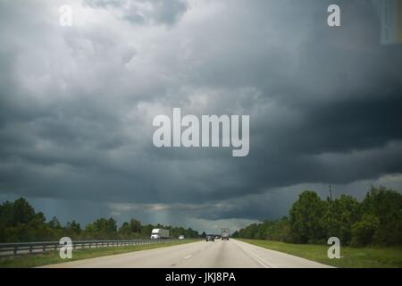 Florida Turnpike voce a nord-ovest verso Orlando, Florida con pioggia nuvole di avvicinamento Foto Stock