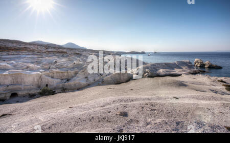 Sarakiniko beach: la luna-come scenic white formazioni rocciose nell isola di Milos, Grecia Foto Stock