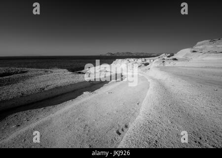 Sarakiniko beach: la luna-come scenic white formazioni rocciose nell isola di Milos, Grecia Foto Stock