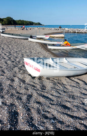 Le imbarcazioni di salvataggio in legno utilizzati dai bagnini locali a Kew spiaggia sulle rive del lago Ontario in Canada Toronto Foto Stock