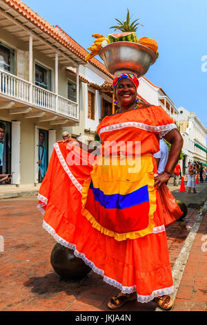 Cartagena, Colombia.donna in costume tradizionale per la vendita di frutta nella storica città di Cartagena de Indias in Colombia. Foto Stock