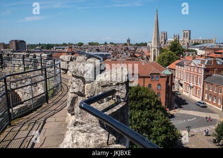 La vista dalla Cliffords Tower nella storica città di York in Inghilterra. La vista include York Minster, la chiesa di Santa Maria, Fairfax House e St. Wilf Foto Stock