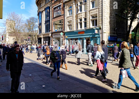 Molto trafficata Cornmarket Street in Oxford, Regno Unito, pieno di acquirenti e turisti. Foto Stock