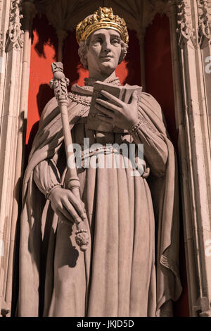 YORK, Regno Unito - 19 Luglio 2017: una statua del re Enrico VI - parte dei Re schermo all'interno della storica cattedrale di York Minster in York, Inghilterra, il 19 luglio 2017. Foto Stock