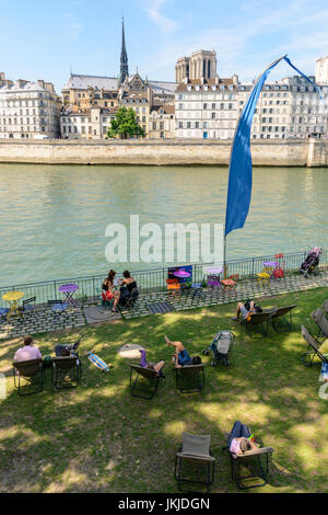 Parigi, Francia - 18 Luglio 2017: durante il periodo estivo della manifestazione "Paris Plage' sulla banchina del fiume Senna, persone in appoggio all'ombra sulle sedie a sdraio, divi Foto Stock