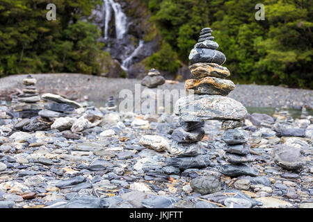 Pietre equilibrato a fiocco cade, Isola del Sud, Nuova Zelanda Foto Stock