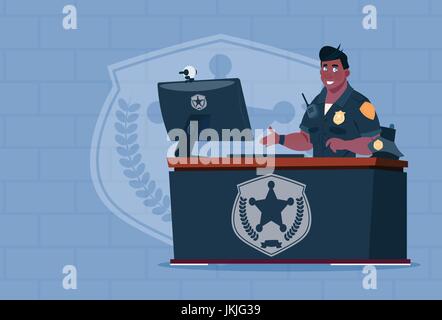 African poliziotto americano lavora su computer che indossano uniformi di Cop in ufficio di guardia su Sfondo mattone Illustrazione Vettoriale