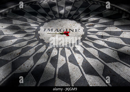 Single red rose sul immaginare mosaico dedicato a John Lennon in central Park di New York City STATI UNITI D'AMERICA Foto Stock