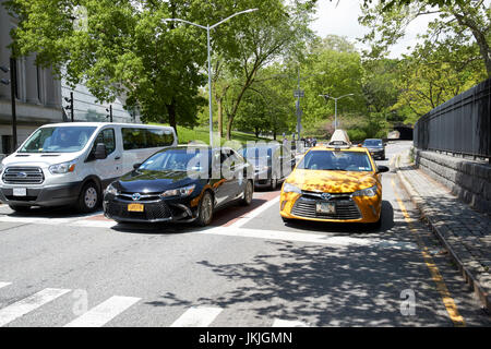 Taxi e auto sulla strada trasversale attraverso il Central Park West 86º Street New York City USA Foto Stock