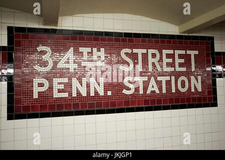 Mosaico in stile vecchia stazione della metropolitana segno 34th street stazione Penn di New York City STATI UNITI D'AMERICA Foto Stock