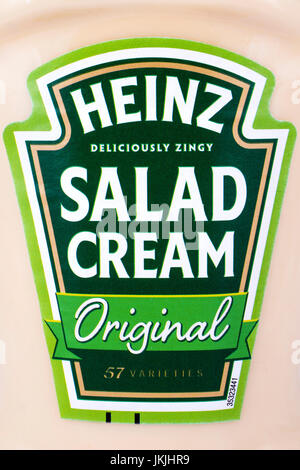 LONDON, Regno Unito - 7 Luglio 2017: un close-up dell'etichetta su una bottiglia di Heinz crema insalata, il 7 luglio 2017. Foto Stock