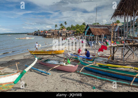 La comunità di pescatori a Cadice Cittá si siede sulla riva del mare Visayan. Negros Occidental Isola, Filippine. Foto Stock