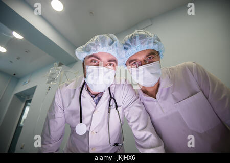 Medici esperti durante il funzionamento Foto Stock