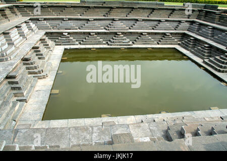 Laghetto storico con gradini di pietra di concio di Hampi (Vijayanagar), Karnataka, India, Asia Foto Stock