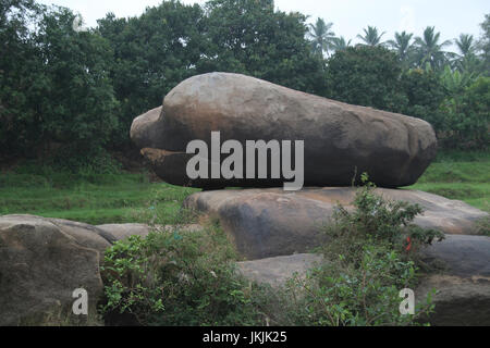 Rock conformata del Delfino naso sulle rive del fiume Tungabhadra, Hampi, Karnataka, Asia Foto Stock