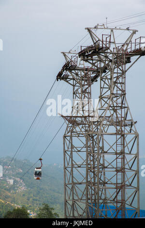 DARJEELING, India - 27 novembre 2016: Il Darjeeling Teleferica è una teleferica nella città di Darjeeling nello stato indiano del Bengala Occidentale Foto Stock