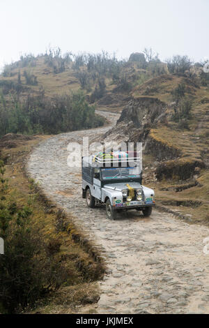 DARJEELING, India - 28 novembre 2016: Jeep sulla strada di ghiaia attraverso Singalila Parco Nazionale. È il percorso di Sankakphu e Phalut, i due più alti p Foto Stock