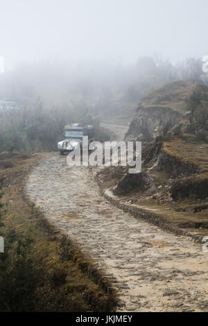 DARJEELING, India - 28 novembre 2016: Jeep sulla strada di ghiaia attraverso Singalila Parco Nazionale. È il percorso di Sankakphu e Phalut, i due più alti p Foto Stock