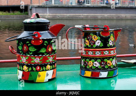 Buckby lattine su un narrowboat, Stratford-upon-Avon, Warwickshire, Regno Unito Foto Stock