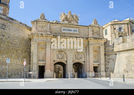 Victoria Gate, ex ingresso principale nella città dalla zona di Grand Harbour, con le pareti di Santa Barbara Bastion in Valletta, Malta Foto Stock