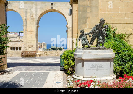 Una replica della statua Les Gavroches (i ragazzi di strada) dallo scultore maltese Antonio Sciortino nella Upper Barrakka Gardens, un giardino pubblico va Foto Stock