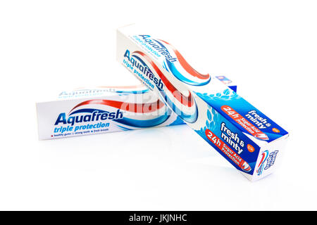 SWINDON, Regno Unito - 24 luglio 2017: Aquafresh Tripla protezione fresco e Minty dentifricio Foto Stock