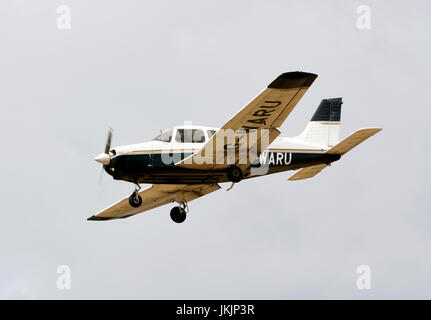 Piper PA28-161 Cherokee Warrior III in atterraggio a Wellesbourne Airfield, Warwickshire, Regno Unito (G-WARU) Foto Stock