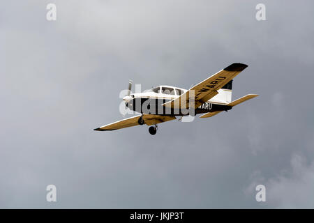 Piper PA28-161 Cherokee Warrior III in atterraggio a Wellesbourne Airfield, Warwickshire, Regno Unito (G-WARU) Foto Stock