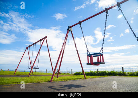 Vuoto oscilla in un parco giochi per bambino, Fife, Scozia. Foto Stock