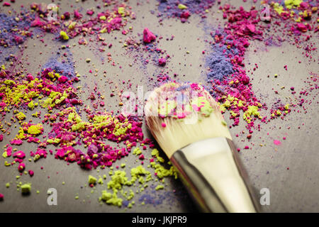 Foto macro di trucco pennello con eyeshadows Foto Stock