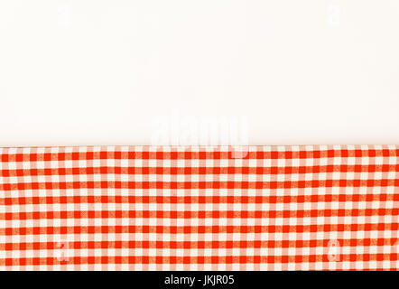 Panno arancione, un asciugamano da cucina con un motivo a scacchi su uno sfondo bianco isolato. Foto Stock
