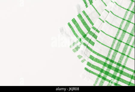 Panno verde, un asciugamano da cucina con un motivo a scacchi su uno sfondo bianco isolato. Foto Stock