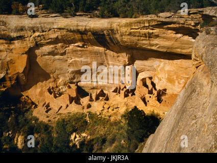 Torre quadrata a casa a più piani cliff abitazione, Mesa Verde, Colorado: visualizza N verso SW loop di rovine sulla strada Chapin Mesa: quattro piani di blocco a torre. Foto Stock