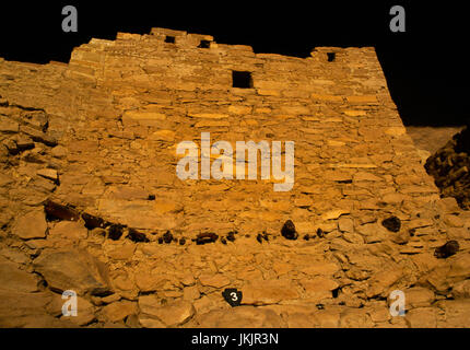 Cliff Palace a più piani Anasazi cliff abitazione, Mesa Verde, Colorado: originale C legnami13th sporgente dalla base di una delle pareti roomblock. Foto Stock