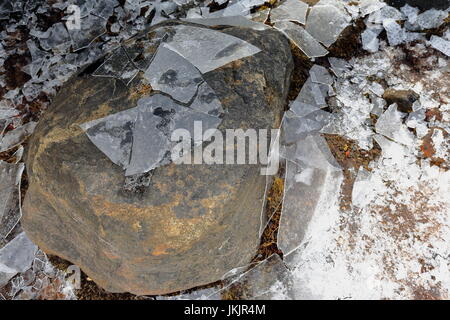 Dettaglio del ghiaccio fragile fracassato sul pavimento di pietra in fondo della piccola baia in Sildpolltjonna bay-S.shore penisola Sildpollnes-Austnesfjorden. Vagan Foto Stock