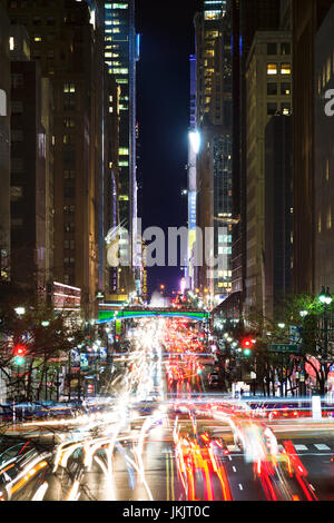 Una lunga esposizione vista Down East 42th Street di notte con Park Avenue viadotto, Pershing Square Plaza e Grand Central Terminal, New York Foto Stock