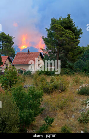 Zrnovnica, Split, Croazia - Luglio 17, 2017: massiccia fuochi bruciare la foresta e i villaggi intorno la città di Spalato Foto Stock