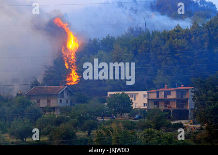 Zrnovnica, Split, Croazia - Luglio 17, 2017: fiamme saltando la casa durante la massiccia fuochi bruciare la foresta e i villaggi intorno a spli città Foto Stock